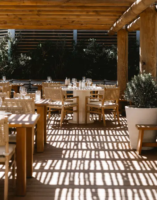 Salle sous pergola bois et chaises rotin – espace privatisable restaurant Indie Beach Pampelonne