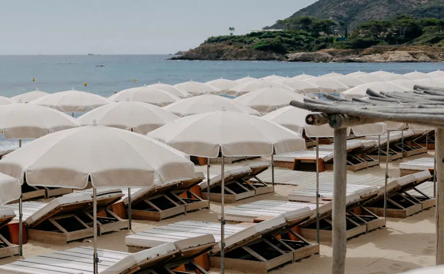 Plage priv&eacute;e Indie Beach Pampelonne &ndash; transats, parasols et vue sur la presqu'&icirc;le de Saint-Tropez