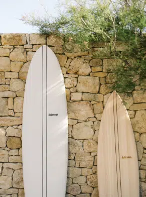 Planches de surf Indie Beach &ndash; plage priv&eacute;e Pampelonne Ramatuelle, esprit surf et M&eacute;diterran&eacute;e