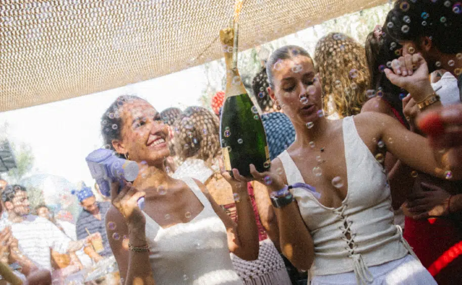 Magnum de champagne et bulles de savon &ndash; ambiance festive au beach club Indie Beach Ramatuelle