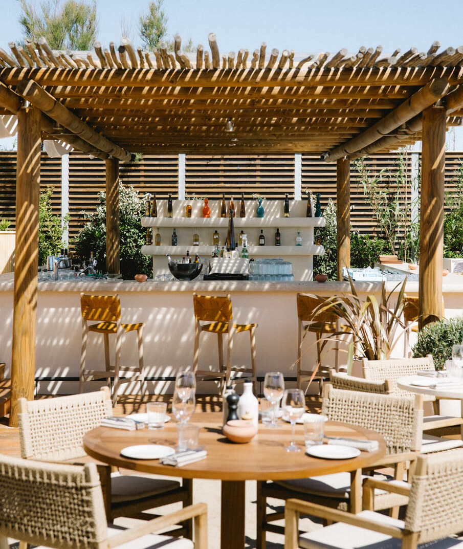 Bar en terrasse du restaurant de plage Pampelonne, pergola bois et ambiance méditerranéenne