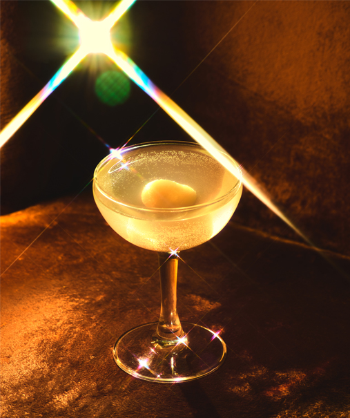 Sélection de cocktails du bar Indie Beach Ramatuelle, servis en terrasse sur table basse bois