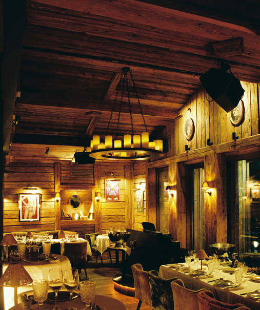 Backgammon sur terrasse bois – ambiance lounge restaurant de plage Pampelonne