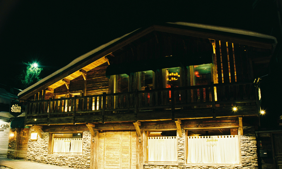 Entr&eacute;e et bar du restaurant de plage Pampelonne, terrasse bois et architecture m&eacute;diterran&eacute;enne